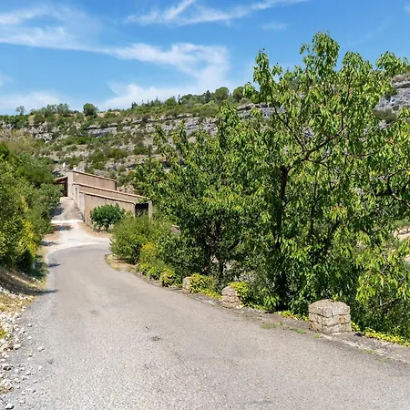 With Garden Minerve